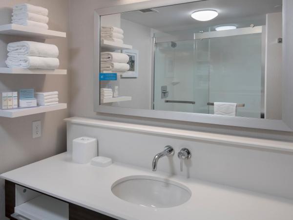 Hampton Inn Boston Logan Airport : photo 3 de la chambre chambre double avec 2 lits queen-size et baignoire - accessible aux personnes à mobilité réduite/malentendantes - non-fumeurs