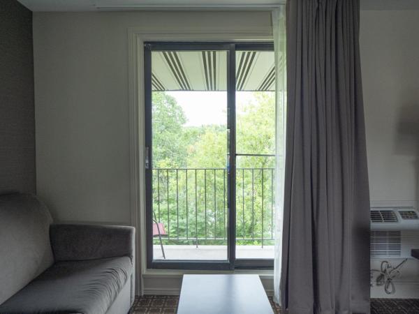 Ramada by Wyndham Ottawa On The Rideau : photo 3 de la chambre hébergement avec 1 lit queen-size - côté rivière - non-fumeurs