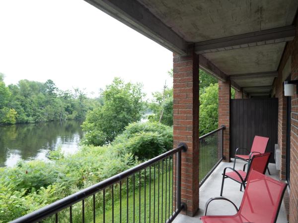 Ramada by Wyndham Ottawa On The Rideau : photo 7 de la chambre suite studio - accessible aux personnes à mobilité réduite - côté rivière - non-fumeurs