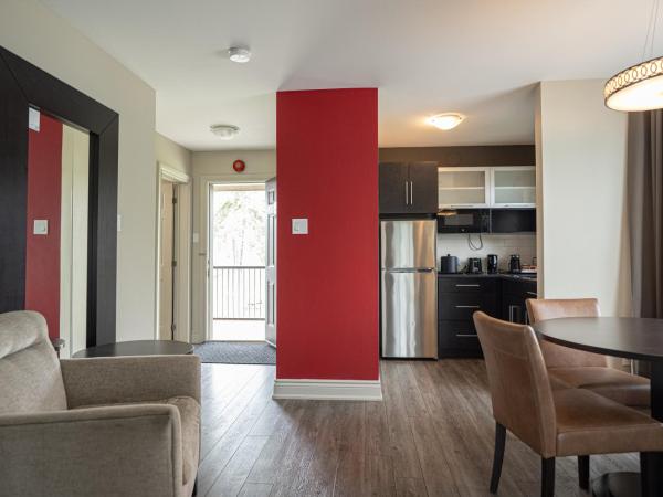 Ramada by Wyndham Ottawa On The Rideau : photo 8 de la chambre suite studio lit king-size - côté rivière - non-fumeurs