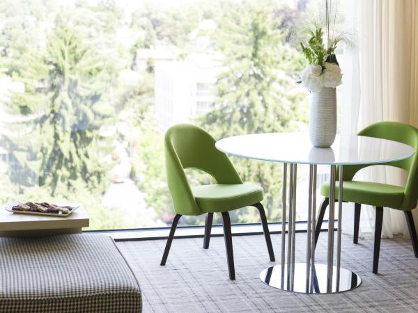 Crowne Plaza Geneva, an IHG Hotel : photo 2 de la chambre suite junior lit king-size - accès au salon