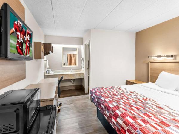 Red Roof Inn Indianapolis North - College Park : photo 1 de la chambre chambre lit king-size deluxe - non-fumeurs