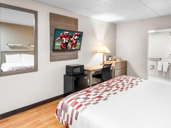 Red Roof Inn Indianapolis North - College Park : photo 2 de la chambre chambre lit king-size supérieure - non-fumeurs