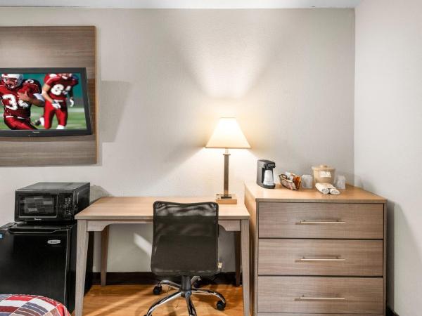 Red Roof Inn Indianapolis North - College Park : photo 3 de la chambre chambre lit king-size supérieure - non-fumeurs