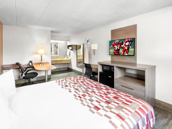 Red Roof Inn Indianapolis North - College Park : photo 5 de la chambre chambre lit king-size supérieure - non-fumeurs