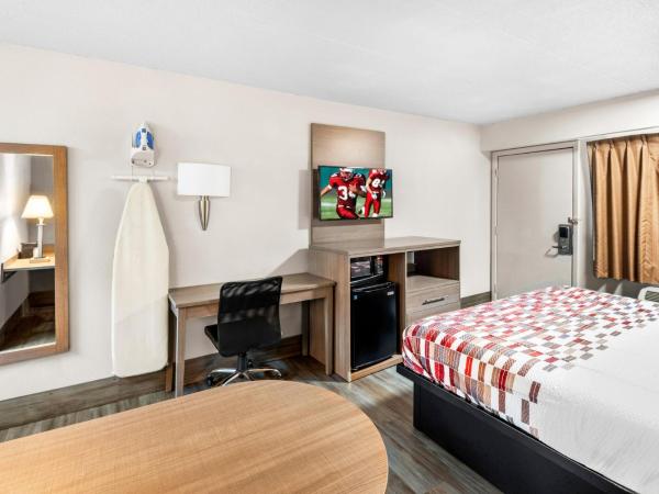 Red Roof Inn Indianapolis North - College Park : photo 6 de la chambre chambre lit king-size supérieure - non-fumeurs