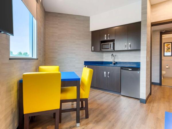 GLō Best Western Kanata Ottawa West : photo 3 de la chambre suite lit king-size