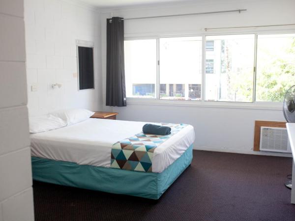 Cairns City Motel : photo 2 de la chambre chambre lit queen-size avec salle de bains privative