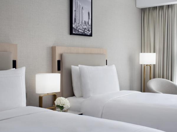 JW Marriott Hotel Marina : photo 1 de la chambre executive marina view room, twin beds, club lounge access with breakfast, lunch & dinner, including direct access to dubai marina mall & marina walk