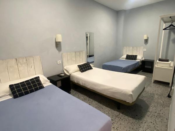 Patio de la Plateria : photo 7 de la chambre chambre triple avec salle de bains commune