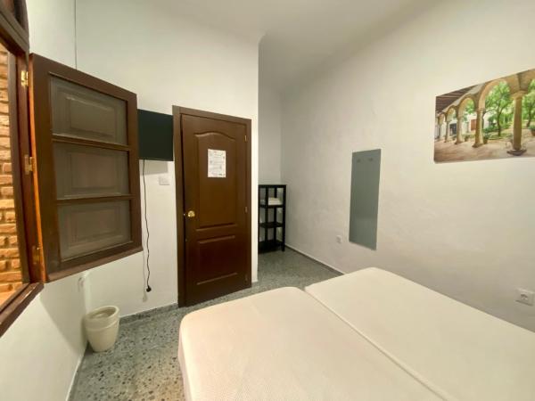 Patio de la Plateria : photo 1 de la chambre chambre double ou lits jumeaux avec salle de bains commune