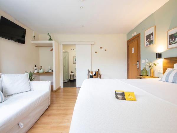 Hotel Donosti : photo 8 de la chambre chambre quadruple avec salle de bains privative