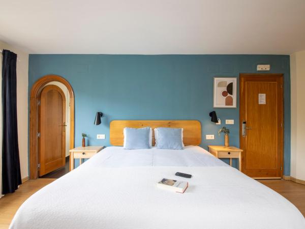 Hotel Donosti : photo 9 de la chambre chambre quadruple supérieure avec salle de bains privative 