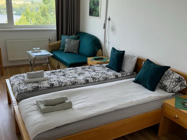 Penzion Kozí Horka u Brněnské přehrady : photo 3 de la chambre chambre double ou lits jumeaux - vue sur lac