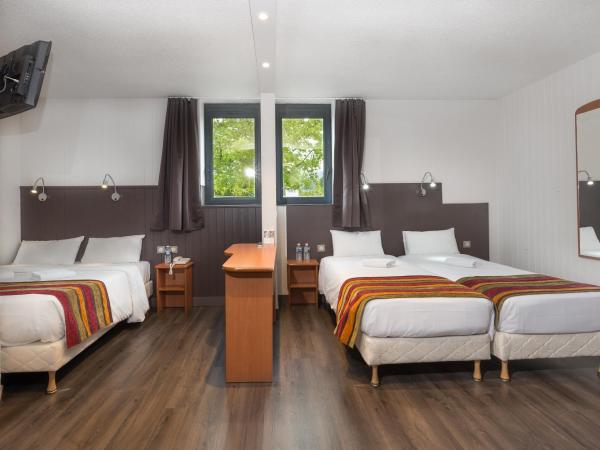 Brit Hotel Chambery : photo 3 de la chambre chambre quadruple - accessible aux personnes à mobilité réduite