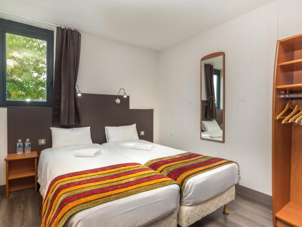 Brit Hotel Chambery : photo 1 de la chambre chambre quadruple - accessible aux personnes à mobilité réduite