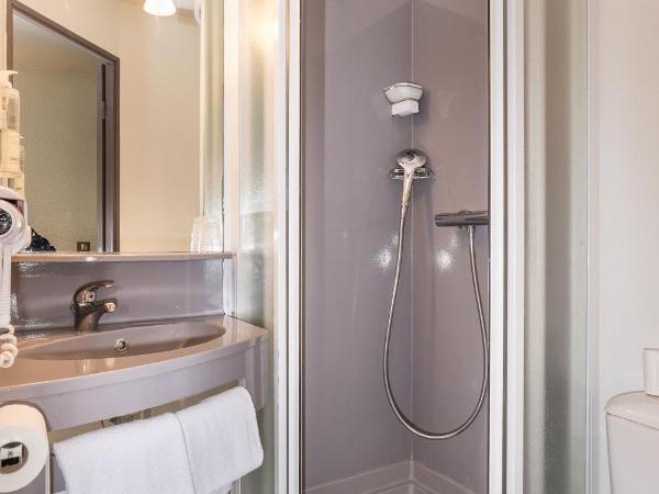 Brit Hotel Chambery : photo 5 de la chambre chambre quadruple - accessible aux personnes à mobilité réduite