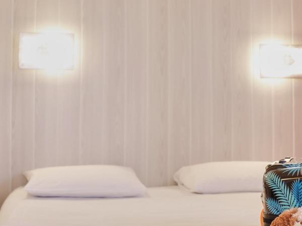 Brit Hotel Chambery : photo 2 de la chambre chambre quadruple - accessible aux personnes à mobilité réduite