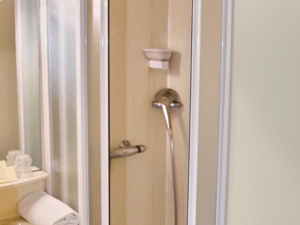 Brit Hotel Chambery : photo 5 de la chambre chambre familiale (2 adultes et 2 enfants)