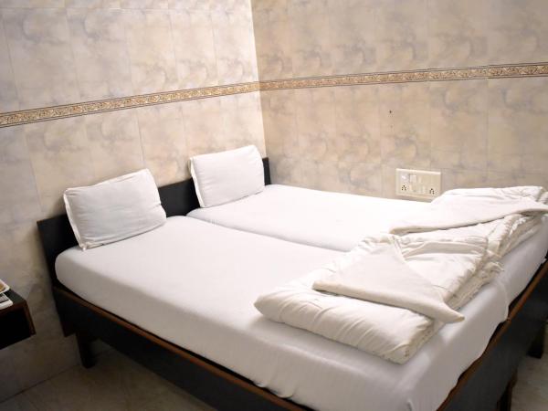 Hotel Kamal : photo 5 de la chambre chambre double avec salle de bains privative