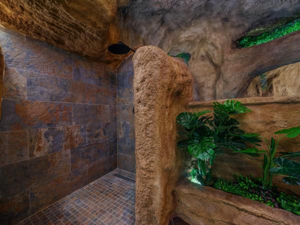 Love Room Evasion Duo : photo 6 de la chambre suite avec piscine privée