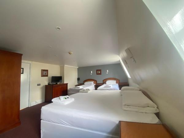 The Beach Hotel : photo 3 de la chambre chambre familiale