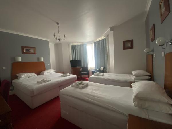 The Beach Hotel : photo 4 de la chambre chambre familiale
