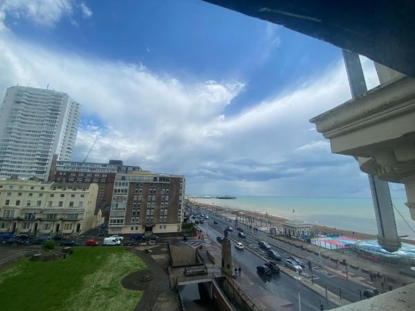 The Beach Hotel : photo 6 de la chambre chambre familiale