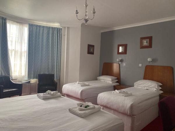The Beach Hotel : photo 1 de la chambre chambre familiale