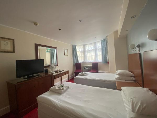 The Beach Hotel : photo 1 de la chambre chambre double ou lits jumeaux - sous-sol