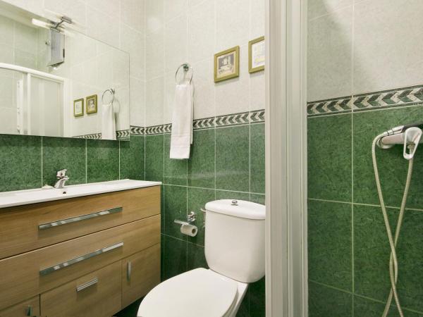 Pension Mesones : photo 9 de la chambre chambre triple basique avec salle de bains commune