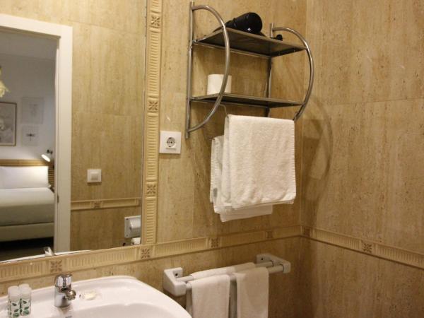 Las Atarazanas - Design Hostal : photo 6 de la chambre chambre double intérieure 