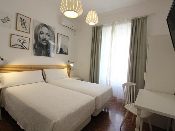 Las Atarazanas - Design Hostal : photo 1 de la chambre chambre lits jumeaux