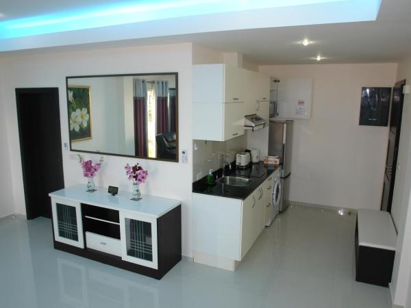 Blue Haven Beach Villas and Resort Apartments : photo 8 de la chambre appartement 1 chambre avec balcon et vue sur mer