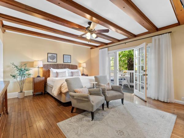 Channel Road Inn, A Four Sisters Inn : photo 1 de la chambre hébergement supérieur lit- king-size avec cheminée