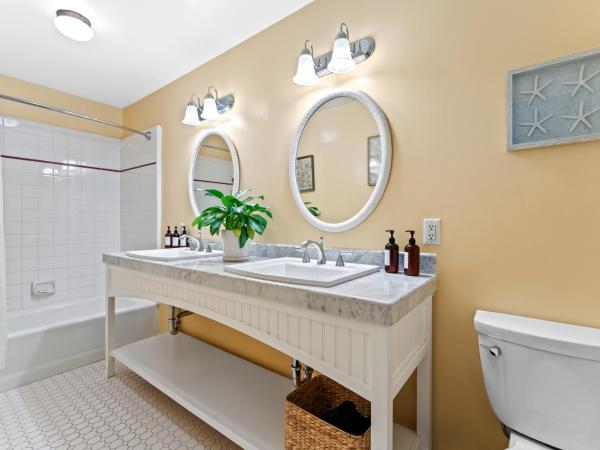 Channel Road Inn, A Four Sisters Inn : photo 3 de la chambre hébergement supérieur lit- king-size avec cheminée