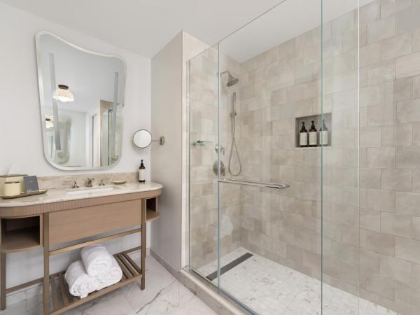 Fairmont Chicago Millennium Park : photo 10 de la chambre chambre triple fairmont gold avec douche accessible en fauteuil roulant - accessible aux personnes à mobilité réduite - vue sur parc et lac