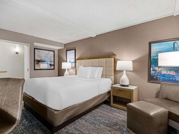 Best Western Savannah Historic District : photo 1 de la chambre chambre lit king-size avec douche accessible en fauteuil roulant - adaptée aux personnes à mobilité réduite