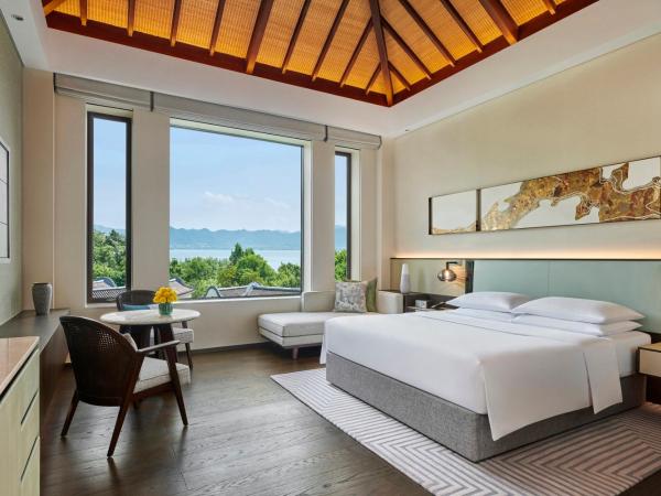Park Hyatt Ningbo Resort & Spa : photo 2 de la chambre chambre lit king-size deluxe - vue sur lac