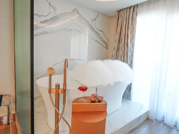 Boreas Hotel, Trademark Collection by Wyndham : photo 10 de la chambre executive suite with balcony and jetted tub