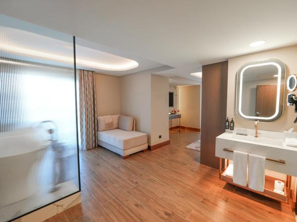 Boreas Hotel, Trademark Collection by Wyndham : photo 6 de la chambre executive suite with balcony and jetted tub