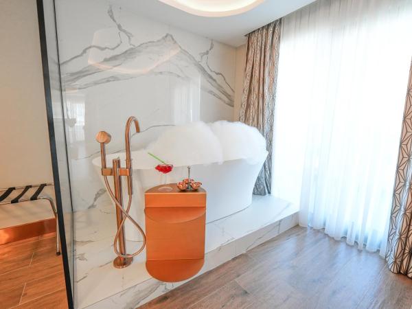 Boreas Hotel, Trademark Collection by Wyndham : photo 9 de la chambre executive suite with balcony and jetted tub