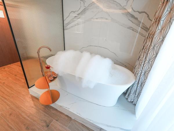 Boreas Hotel, Trademark Collection by Wyndham : photo 7 de la chambre executive suite with balcony and jetted tub