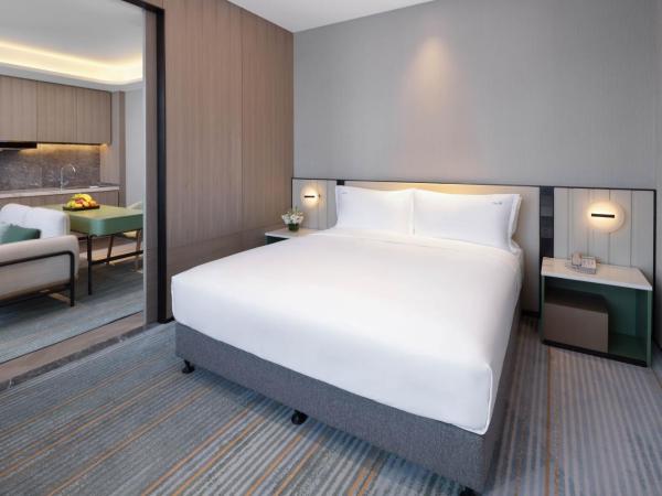Holiday Inn & Suites Qingdao Jinshui, an IHG Hotel : photo 4 de la chambre suite lit king-size