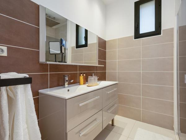 La Villa Monarque, une maison d'hôtes d'exception où règnent luxe, calme et intimité, adults only pour no-conformistes : photo 2 de la chambre suite deluxe avec lit king-size