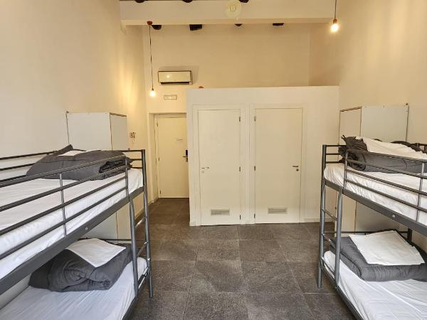 La Controra Hostel Naples : photo 3 de la chambre lit dans dortoir mixte de 4 lits avec salle de bains privative 