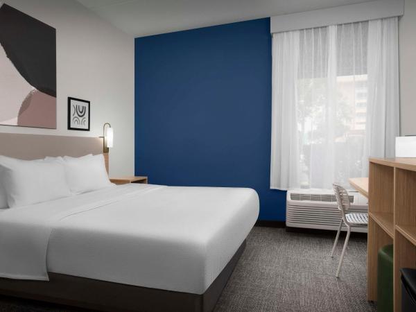 Spark By Hilton San Antonio Northwest Near Six Flags : photo 2 de la chambre chambre lit king-size avec douche accessible en fauteuil roulant - adaptée aux personnes à mobilité réduite