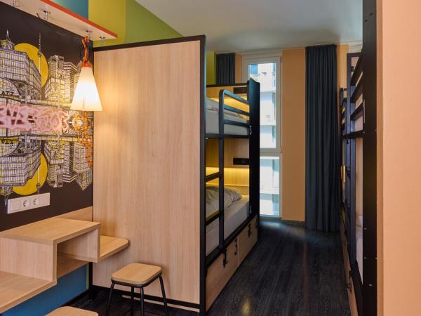 Generator Berlin Alexanderplatz : photo 1 de la chambre chambre 6 lits avec salle de bains commune