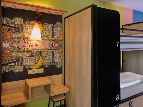 Generator Berlin Alexanderplatz : photo 1 de la chambre chambre de 8 lits avec salle de bains commune