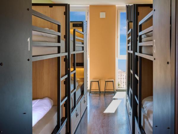 Generator Berlin Alexanderplatz : photo 2 de la chambre chambre de 8 lits avec salle de bains commune